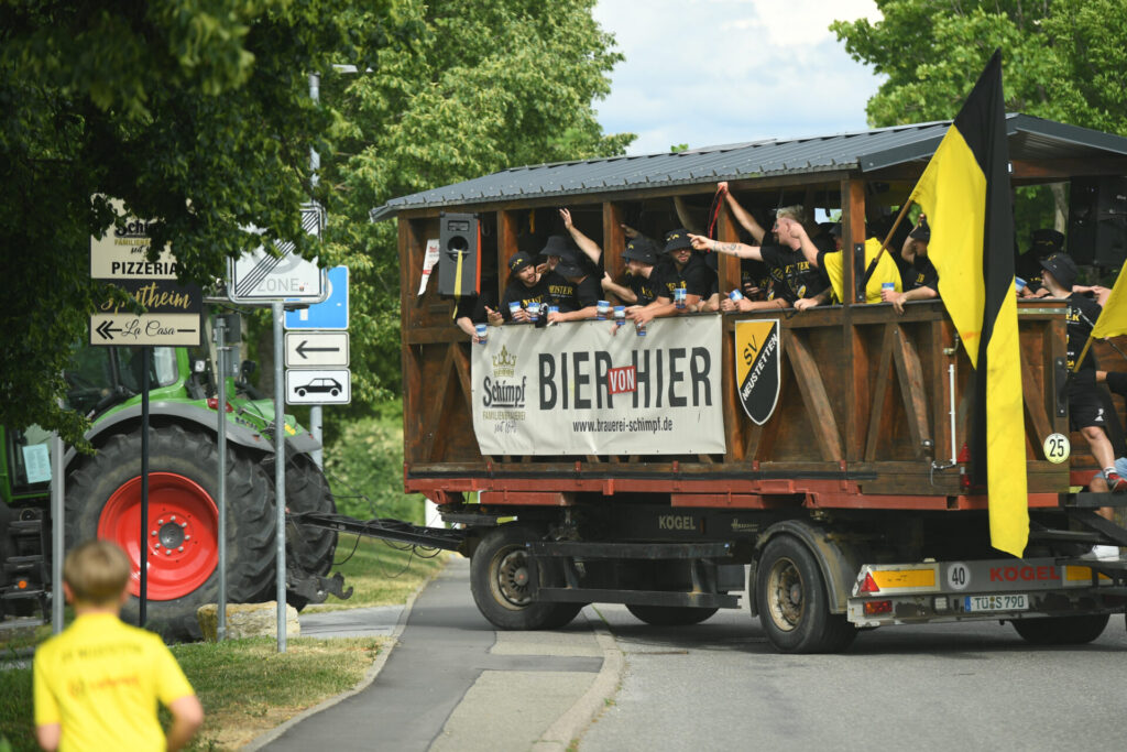 Meisterfeier SV Neustetten - Parade auf dem Meisterwagen am 06.06.2026 in RemmingsheimAnkunft der Mannschaft am Sportgelände