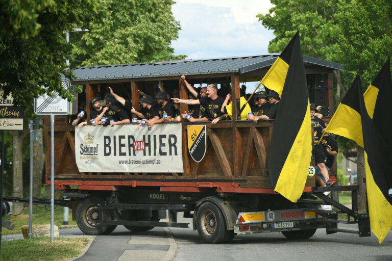Mehr über den Artikel erfahren Der SV Neustetten feiert auf dem Meisterwagen – Bildergalerie