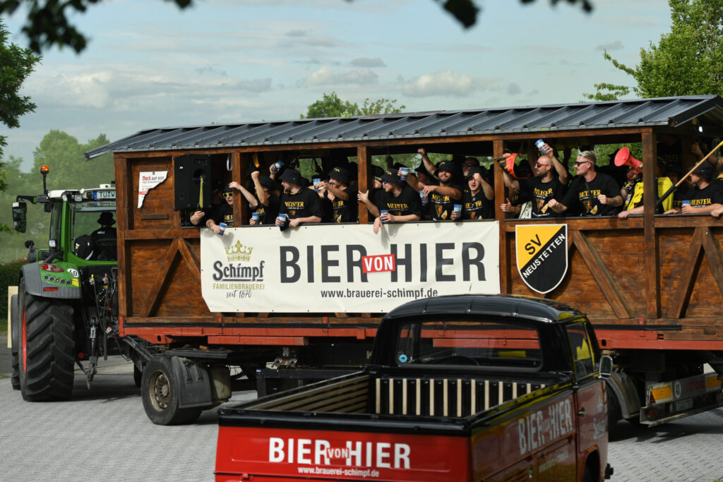Meisterfeier SV Neustetten - Parade auf dem Meisterwagen am 06.06.2026 in RemmingsheimAnkunft der Mannschaft am Sportgelände