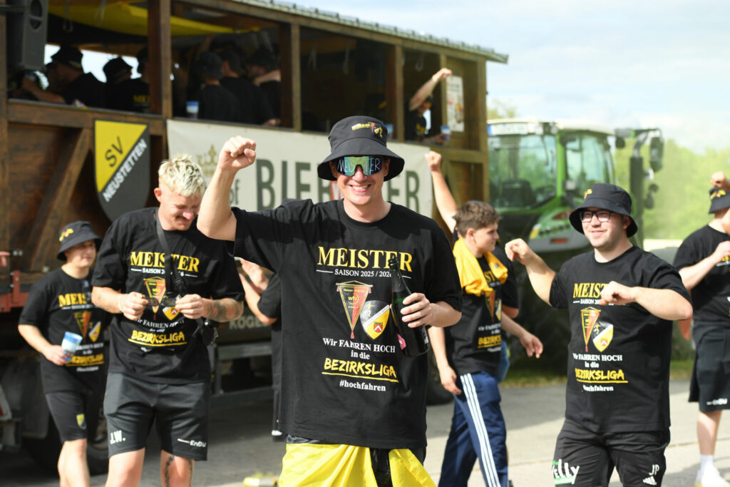 Meisterfeier SV Neustetten - Parade auf dem Meisterwagen am 06.06.2026 in RemmingsheimAnkunft der Mannschaft am Sportgelände - Vorstand Philipp Schmid