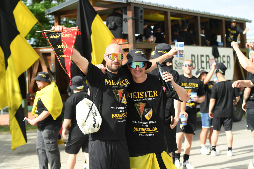 Meisterfeier SV Neustetten - Parade auf dem Meisterwagen am 06.06.2026 in RemmingsheimAnkunft der Mannschaft am Sportgelände - Trainer Raphael Rees (li.) und Vorstand Philipp Schmid (re.)