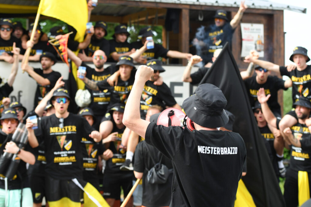 Meisterfeier SV Neustetten - Parade auf dem Meisterwagen am 06.06.2026 in RemmingsheimAnkunft der Mannschaft am Sportgelände - Vorstand Philipp Schmid als Anschreier