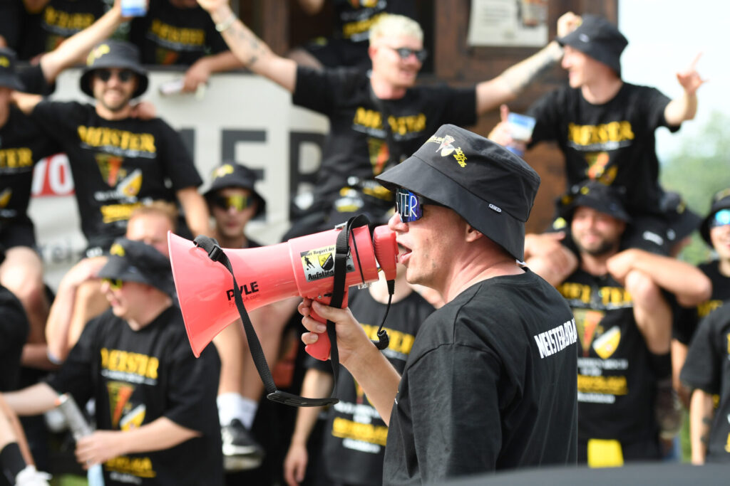 Meisterfeier SV Neustetten - Parade auf dem Meisterwagen am 06.06.2026 in RemmingsheimAnkunft der Mannschaft am Sportgelände - Vorstand Philipp Schmid als Anschreier