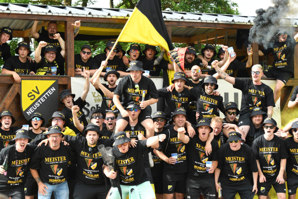 Meisterfeier SV Neustetten - Parade auf dem Meisterwagen am 06.06.2026 in RemmingsheimAnkunft der Mannschaft am Sportgelände