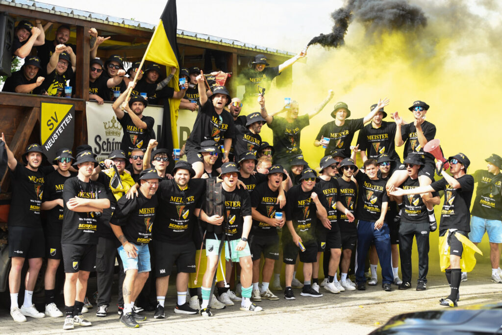 Meisterfeier SV Neustetten - Parade auf dem Meisterwagen am 06.06.2026 in RemmingsheimAnkunft der Mannschaft am Sportgelände
