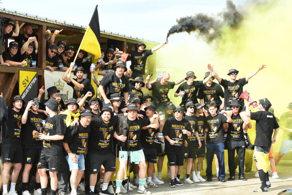 Meisterfeier SV Neustetten - Parade auf dem Meisterwagen am 06.06.2026 in RemmingsheimAnkunft der Mannschaft am Sportgelände