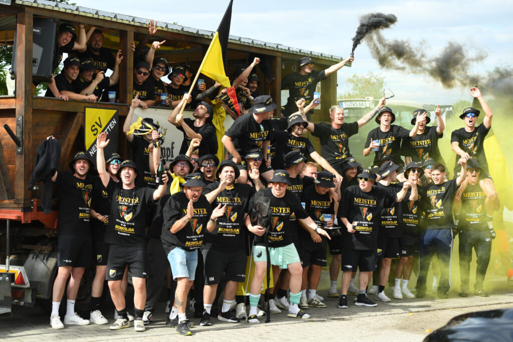 Meisterfeier SV Neustetten - Parade auf dem Meisterwagen am 06.06.2026 in RemmingsheimAnkunft der Mannschaft am Sportgelände