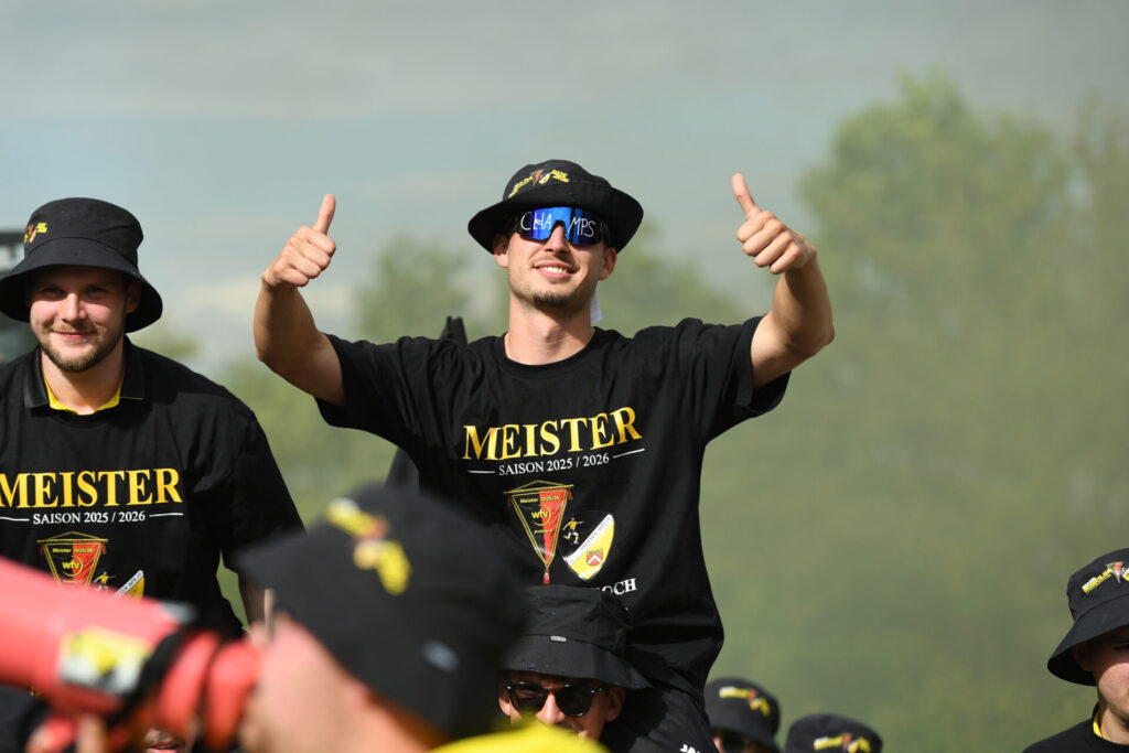 Meisterfeier SV Neustetten - Parade auf dem Meisterwagen am 06.06.2026 in RemmingsheimAnkunft der Mannschaft am Sportgelände