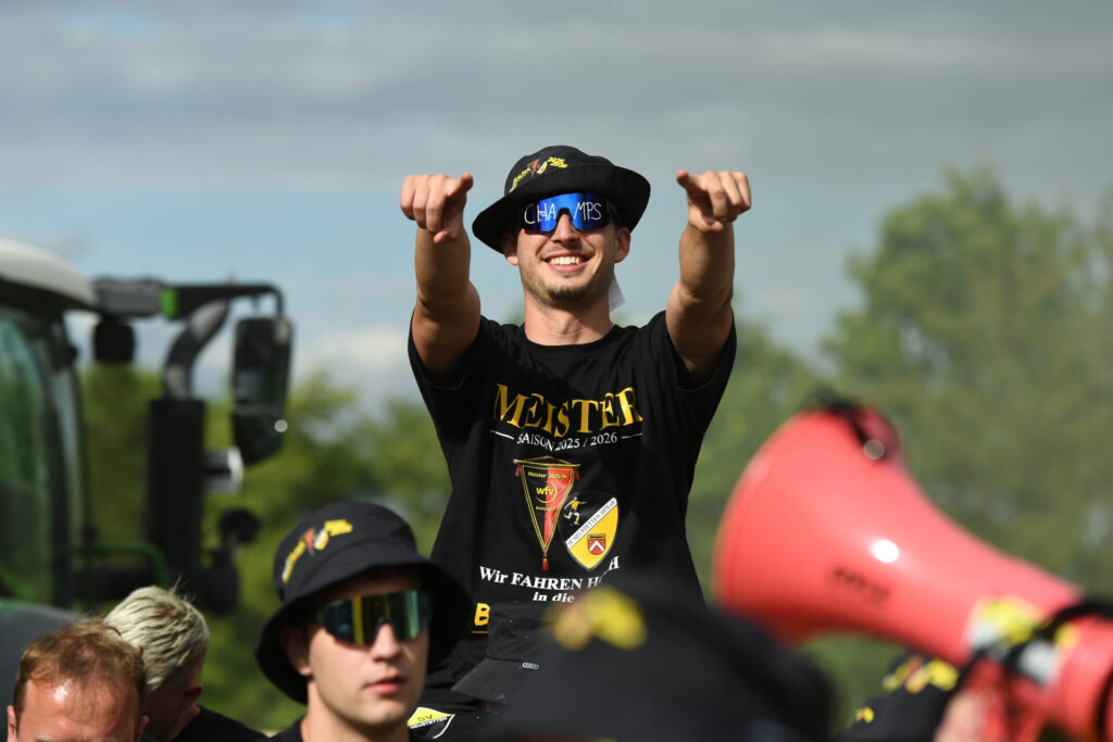 Meisterfeier SV Neustetten - Parade auf dem Meisterwagen am 06.06.2026 in RemmingsheimAnkunft der Mannschaft am Sportgelände