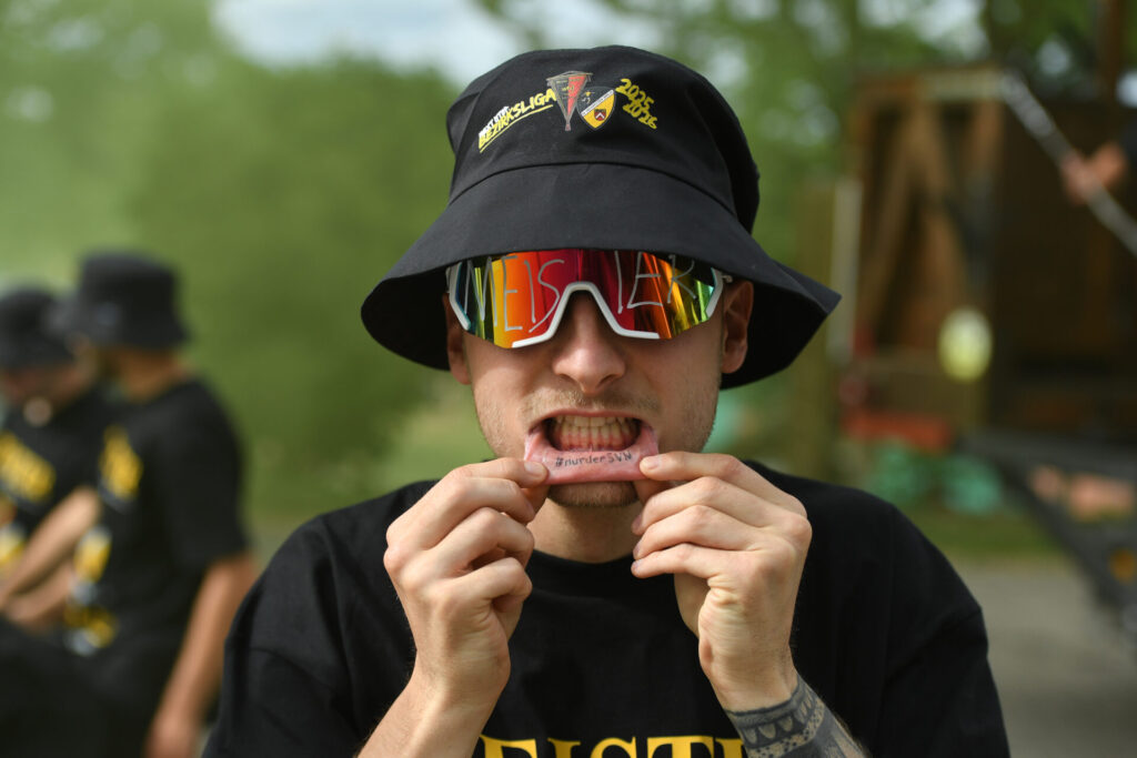Meisterfeier SV Neustetten - Parade auf dem Meisterwagen am 06.06.2026 in Remmingsheim
Bastian Schimpf mit Tattoo auf der Unterlippe
