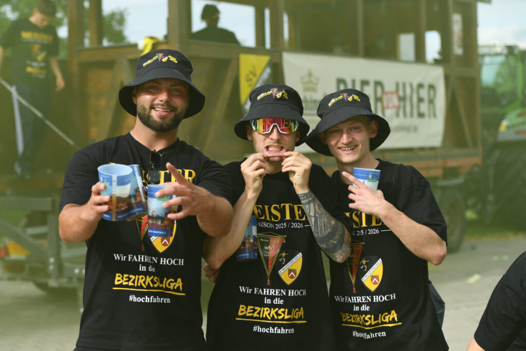 Meisterfeier SV Neustetten - Parade auf dem Meisterwagen am 06.06.2026 in Remmingsheim
Ankunft der Mannschaft am Sportgelände - Bastian Schimpf mit Tattoo auf der Unterlippe