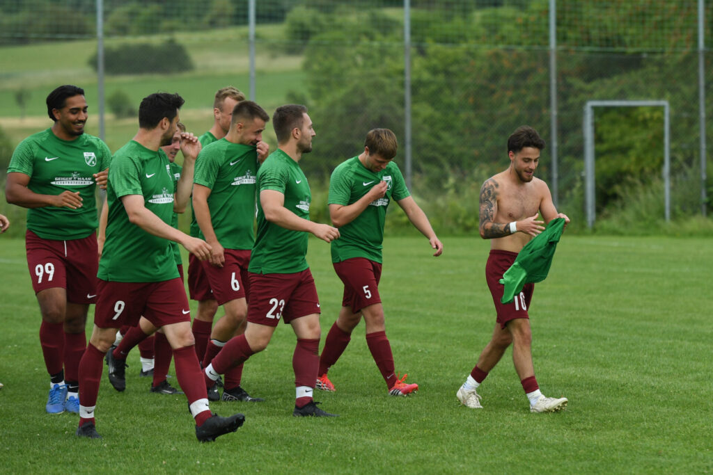 Kreisliga A3, 30. Spieltag - SGM Kiebingen/Buehl - SV Wurmlingen am 06.06.2026 in Wurmlingen 
Torjubel Kiebingen/Buehl nach dem 3:0 durch Alessio Belligiano (re. Ohne Trikot)