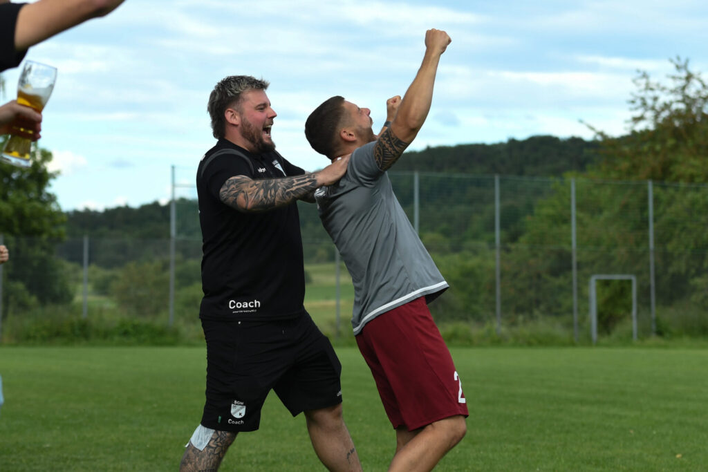 Kreisliga A3, 30. Spieltag - SGM Kiebingen/Buehl - SV Wurmlingen am 06.06.2026 in Wurmlingen Jubel ueber den Klassenerhalt, das Trainerteam Patrick Schaal (re.) und Marco Haug (li.)