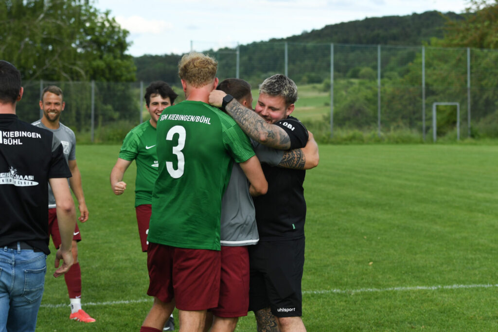 Kreisliga A3, 30. Spieltag - SGM Kiebingen/Buehl - SV Wurmlingen am 06.06.2026 in Wurmlingen Jubel ueber den Klassenerhalt, das Trainerteam Patrick Schaal (re.) und Marco Haug (li.) sowie Spieler Tobias Haug (#3)