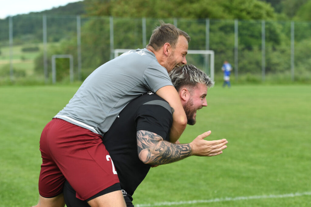 Kreisliga A3, 30. Spieltag - SGM Kiebingen/Buehl - SV Wurmlingen am 06.06.2026 in Wurmlingen Jubel ueber den Klassenerhalt, Fabian Hardt (li.) und Trainer Marco Haug (re.)