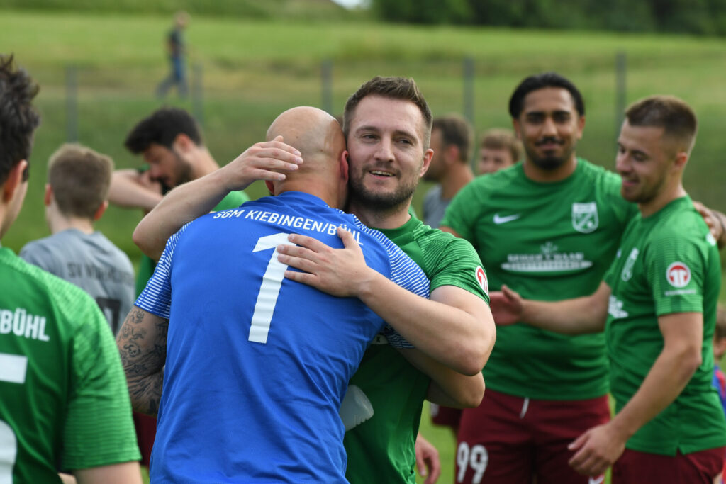 Kreisliga A3, 30. Spieltag - SGM Kiebingen/Buehl - SV Wurmlingen am 06.06.2026 in Wurmlingen Jubel ueber den Klassenerhalt, Andreas Lutz (re.) und Christoph Raidt (li.)