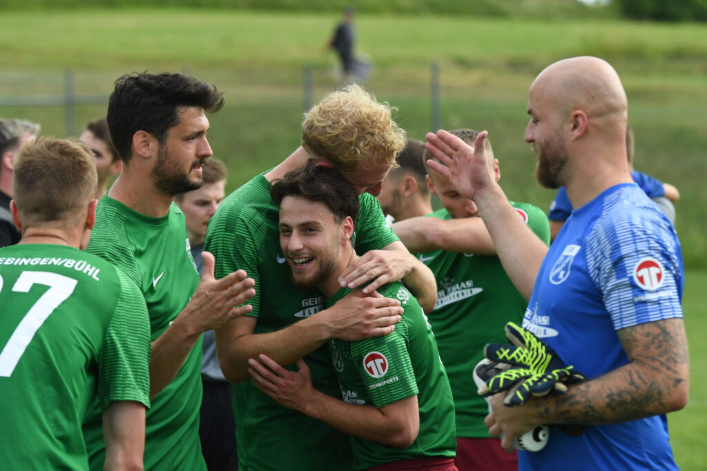 Kreisliga A3, 30. Spieltag - SGM Kiebingen/Buehl - SV Wurmlingen am 06.06.2026 in Wurmlingen Jubel ueber den Klassenerhalt, Alessio Belligiano (vorn) und Tobias Haug (hinten)