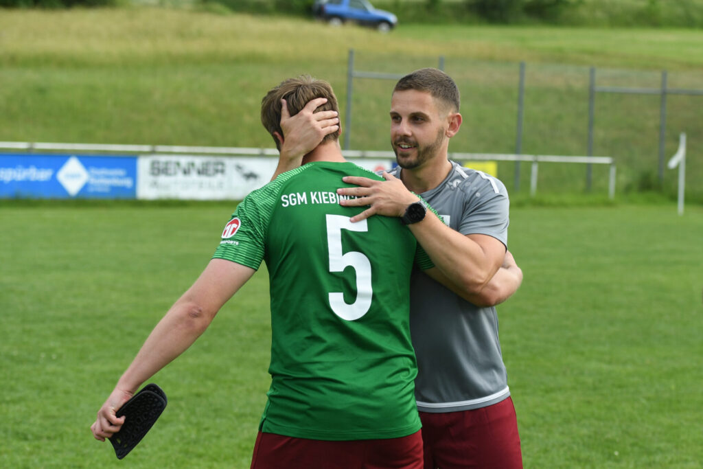 Kreisliga A3, 30. Spieltag - SGM Kiebingen/Buehl - SV Wurmlingen am 06.06.2026 in Wurmlingen Jubel ueber den Klassenerhalt, das Trainer Patrick Schaal (re.) und Jonathan Lais (li.)