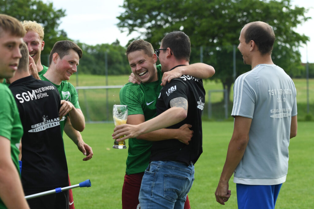Kreisliga A3, 30. Spieltag - SGM Kiebingen/Buehl - SV Wurmlingen am 06.06.2026 in Wurmlingen Jubel ueber den Klassenerhalt, Kapitaen Hannes Belser (mitte)