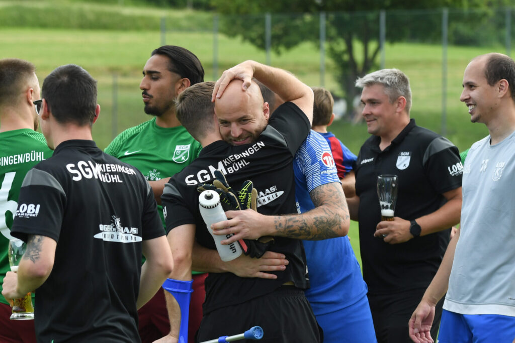 Kreisliga A3, 30. Spieltag - SGM Kiebingen/Buehl - SV Wurmlingen am 06.06.2026 in Wurmlingen Jubel ueber den Klassenerhalt, Torwart Christoph Raidt (in blau)