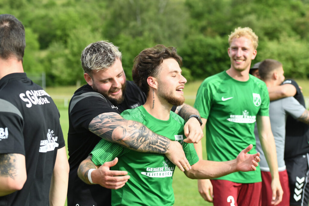Kreisliga A3, 30. Spieltag - SGM Kiebingen/Buehl - SV Wurmlingen am 06.06.2026 in Wurmlingen Jubel ueber den Klassenerhalt SGM Kiebingen/Buehl Alessio Belligiano (re.) und Trainer Marco Haug (li.)