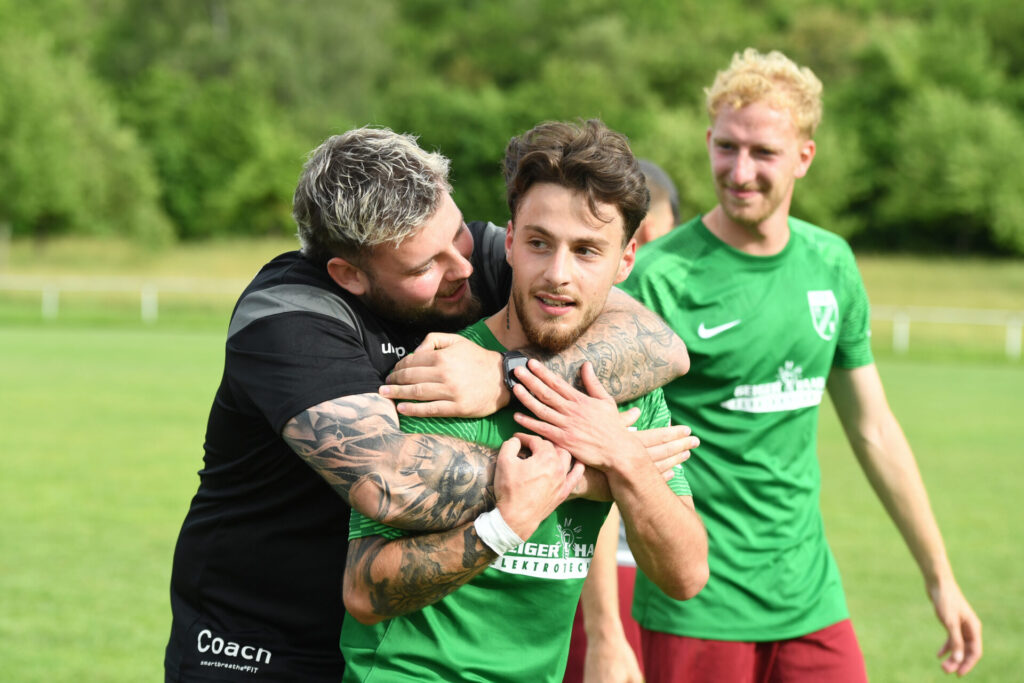 Kreisliga A3, 30. Spieltag - SGM Kiebingen/Buehl - SV Wurmlingen am 06.06.2026 in Wurmlingen 
Jubel ueber den Klassenerhalt SGM Kiebingen/Buehl Alessio Belligiano (re.) und Trainer Marco Haug (li.)