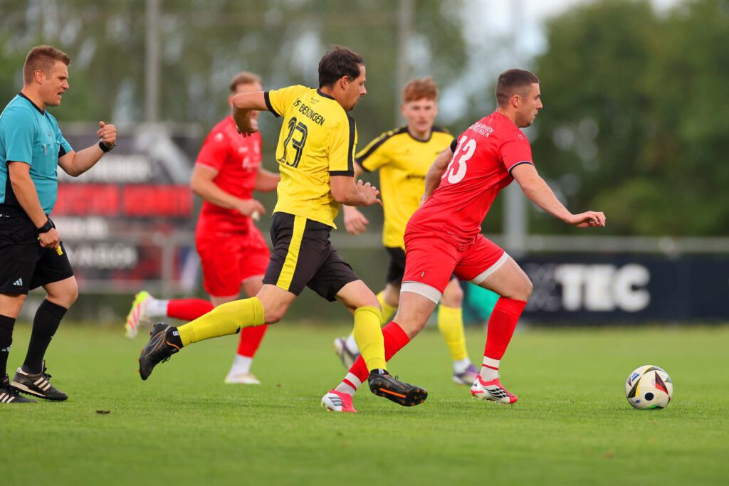 Fussba lRelegation 2. KL A2 - Schwarzwald/Zollern / 2025/2026    
11.06.2026  
Relegation 2. KL A2 gegen 2. KL A4 Schwarzwald/Zollern 
SGM Böhringen / Dietingen gegen TSV Benzingen  

Tobias Müller, Nummer 13 (SGM Böhringen/Dietingen) 
Florian Bantle, Nummer 13 (TSV Benzingen) 


FOTO: Frank Riedinger  
xxNOxMODELxRELEASExx