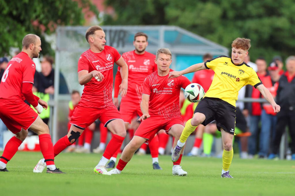 Fussba lRelegation 2. KL A2 - Schwarzwald/Zollern / 2025/2026    
11.06.2026  
Relegation 2. KL A2 gegen 2. KL A4 Schwarzwald/Zollern 
SGM Böhringen / Dietingen gegen TSV Benzingen  

Phillip Baur, Nummer 9 (SGM Böhringen/Dietingen) 
Leon-Luca Westhauser, Nummer 9 (TSV Benzingen) 


FOTO: Frank Riedinger  
xxNOxMODELxRELEASExx