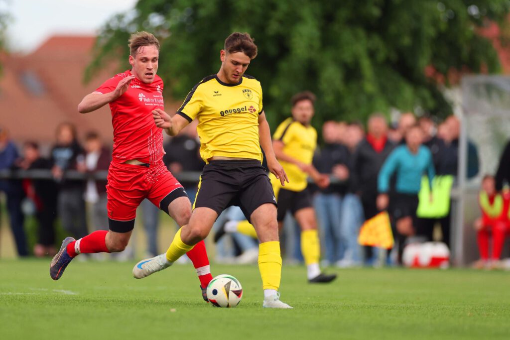 Fussba lRelegation 2. KL A2 - Schwarzwald/Zollern / 2025/2026    
11.06.2026  
Relegation 2. KL A2 gegen 2. KL A4 Schwarzwald/Zollern 
SGM Böhringen / Dietingen gegen TSV Benzingen  

Marcel , Nummer 17 (TSV Benzingen) Mazur
Maximilian Nuß, Nummer 7 (SGM Böhringen/Dietingen) 

FOTO: Frank Riedinger  
xxNOxMODELxRELEASExx