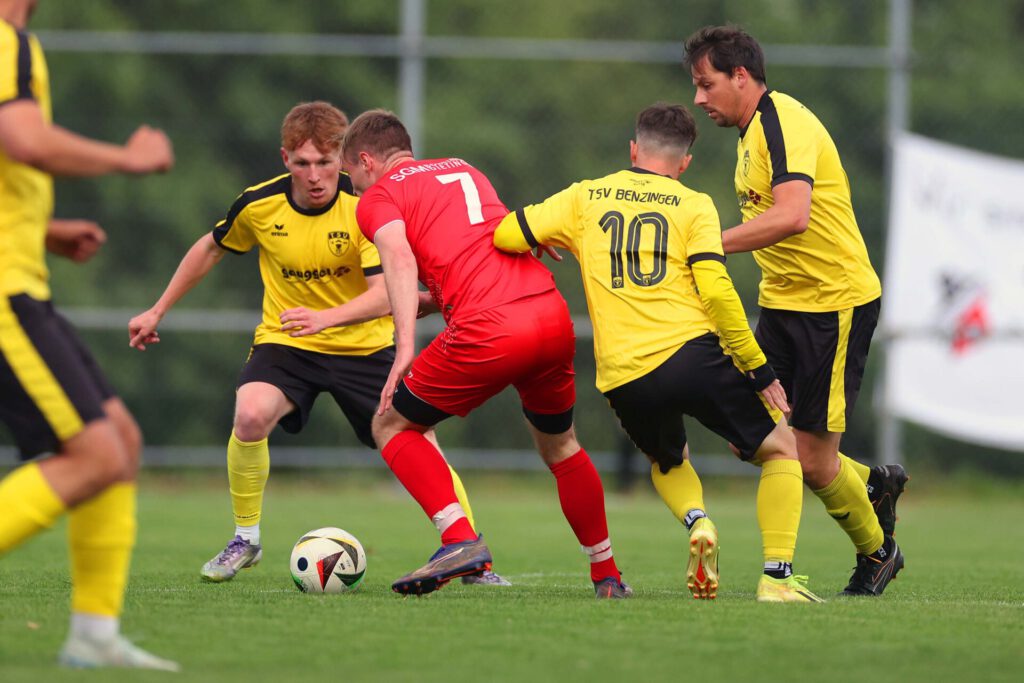 Fussba lRelegation 2. KL A2 - Schwarzwald/Zollern / 2025/2026    
11.06.2026  
Relegation 2. KL A2 gegen 2. KL A4 Schwarzwald/Zollern 
SGM Böhringen / Dietingen gegen TSV Benzingen  

Maximilian Nuß, Nummer 7 (SGM Böhringen/Dietingen) 
Leon-Luca Westhauser, Nummer 9 (TSV Benzingen) 
Rene Stegmeyer, Nummer 10 (TSV Benzingen) 


FOTO: Frank Riedinger  
xxNOxMODELxRELEASExx