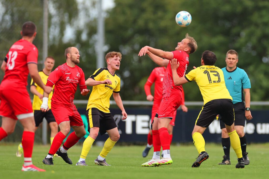 Fussba lRelegation 2. KL A2 - Schwarzwald/Zollern / 2025/2026    
11.06.2026  
Relegation 2. KL A2 gegen 2. KL A4 Schwarzwald/Zollern 
SGM Böhringen / Dietingen gegen TSV Benzingen  

Marcel Sieber, Nummer 19 (SGM Böhringen/Dietingen) 
Leon-Luca Westhauser, Nummer 9 (TSV Benzingen) 
Florian Bantle, Nummer 13 (TSV Benzingen) 


FOTO: Frank Riedinger  
xxNOxMODELxRELEASExx