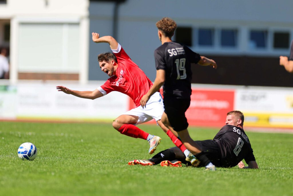 Fussball Relegation zur Kreisliga A (Relegant KLA 3 - 2. KLB3) / 2025/2026    14.06.2026  Fussball Relegation zur Kreisliga A (Relegant KLA 3 - 2. KLB3) Schwarzwald/Zollern  SGM Erzingen/Roßwangen/Endingen  gegen SC Wellendingen     Maximilian Griesser, Nummer 27 (SC Wellendingen) Marcel Hafenmayr, Nummer 8 (SGM Erzingen/Roßwangen/Endingen)  FOTO: Frank Riedinger  xxNOxMODELxRELEASExx
