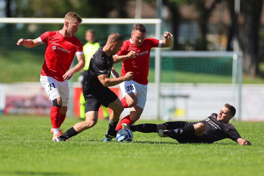 Fussball Relegation zur Kreisliga A (Relegant KLA 3 - 2. KLB3) / 2025/2026    14.06.2026  Fussball Relegation zur Kreisliga A (Relegant KLA 3 - 2. KLB3) Schwarzwald/Zollern  SGM Erzingen/Roßwangen/Endingen  gegen SC Wellendingen     Richard Titer, Trainer, Nummer 28 (SC Wellendingen) Sascha Bader, Nummer 21 (SC Wellendingen) Sebastian Klink, Nummer 13 (SGM Erzingen/Roßwangen/Endingen)  David Schwarte, Nummer 16 (SGM Erzingen/Roßwangen/Endingen)  FOTO: Frank Riedinger  xxNOxMODELxRELEASExx
