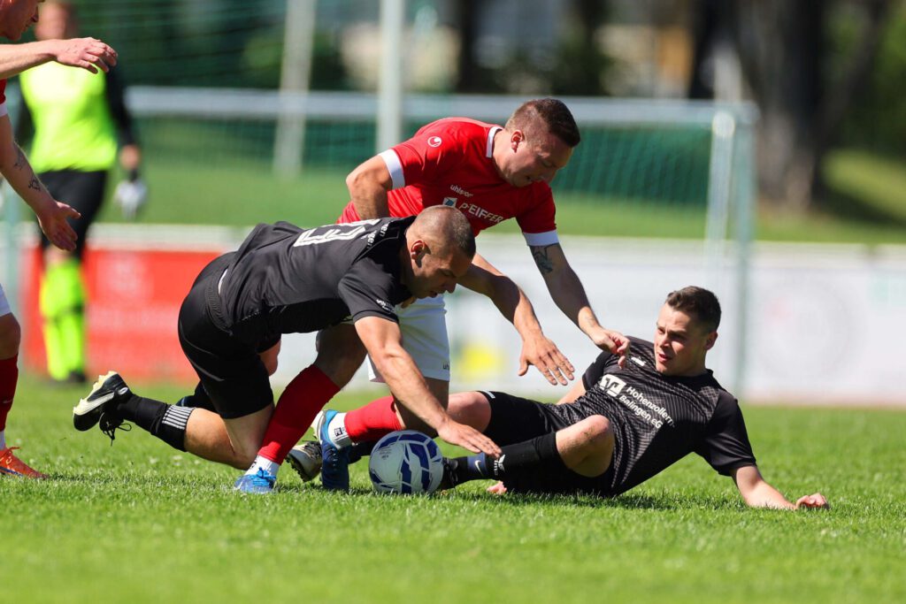 Fussball Relegation zur Kreisliga A (Relegant KLA 3 - 2. KLB3) / 2025/2026    
14.06.2026  
Fussball Relegation zur Kreisliga A (Relegant KLA 3 - 2. KLB3) Schwarzwald/Zollern  
SGM Erzingen/Roßwangen/Endingen  
gegen SC Wellendingen     

Richard Titer, Trainer, Nummer 28 (SC Wellendingen) 
Sebastian Klink, Nummer 13 (SGM Erzingen/Roßwangen/Endingen)  
David Schwarte, Nummer 16 (SGM Erzingen/Roßwangen/Endingen)  


FOTO: Frank Riedinger  
xxNOxMODELxRELEASExx
