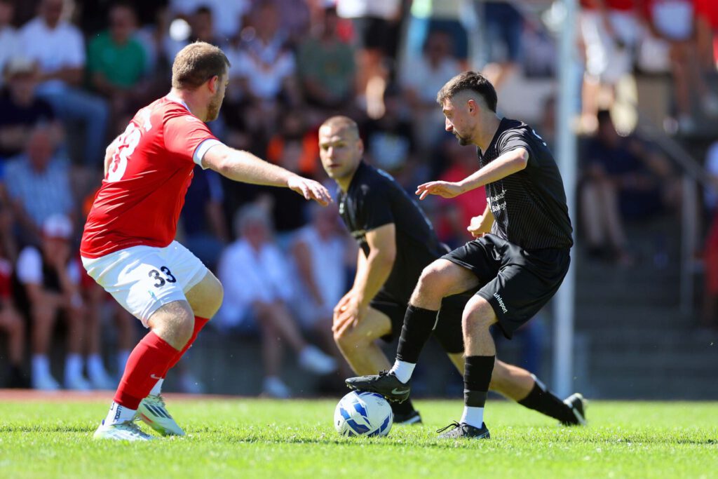 Fussball Relegation zur Kreisliga A (Relegant KLA 3 - 2. KLB3) / 2025/2026    14.06.2026  Fussball Relegation zur Kreisliga A (Relegant KLA 3 - 2. KLB3) Schwarzwald/Zollern  SGM Erzingen/Roßwangen/Endingen  gegen SC Wellendingen     Marinko Golic, Nummer 7 (SGM Erzingen/Roßwangen/Endingen)  Philip Haller, Nummer 33 (SC Wellendingen) FOTO: Frank Riedinger  xxNOxMODELxRELEASExx