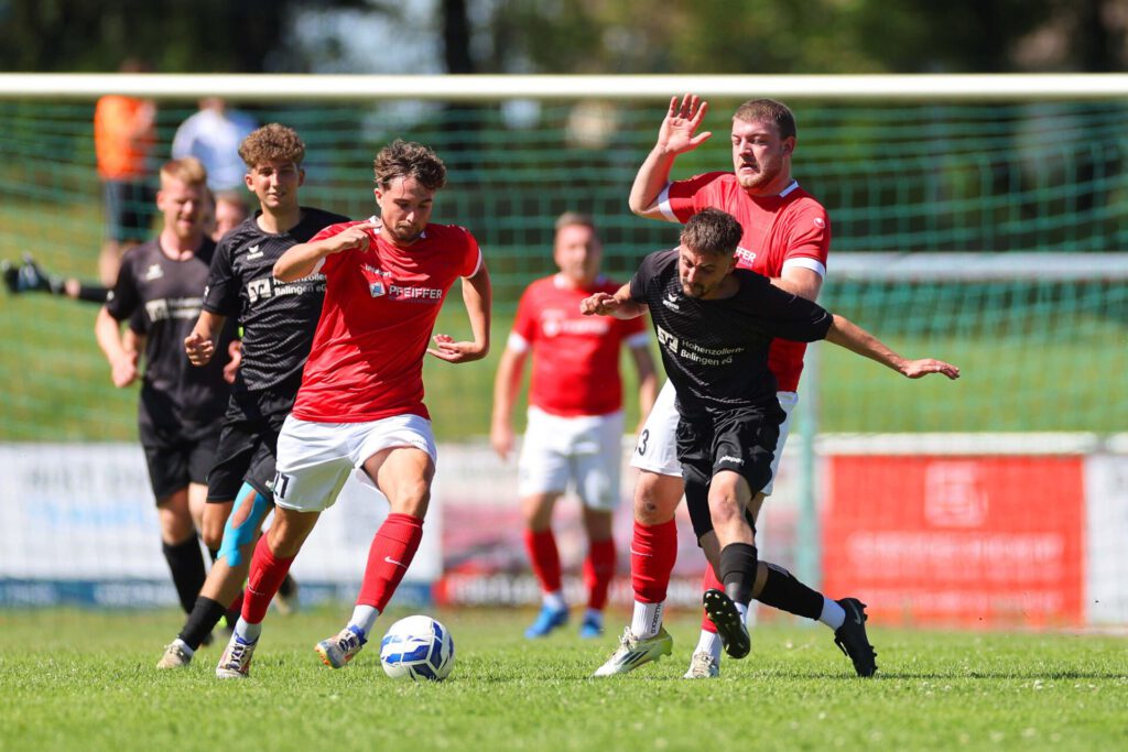 Fussball Relegation zur Kreisliga A (Relegant KLA 3 - 2. KLB3) / 2025/2026    14.06.2026  Fussball Relegation zur Kreisliga A (Relegant KLA 3 - 2. KLB3) Schwarzwald/Zollern  SGM Erzingen/Roßwangen/Endingen  gegen SC Wellendingen     Philip Haller, Nummer 33 (SC Wellendingen) Maximilian Griesser, Nummer 27 (SC Wellendingen) Marinko Golic, Nummer 7 (SGM Erzingen/Roßwangen/Endingen)  FOTO: Frank Riedinger  xxNOxMODELxRELEASExx