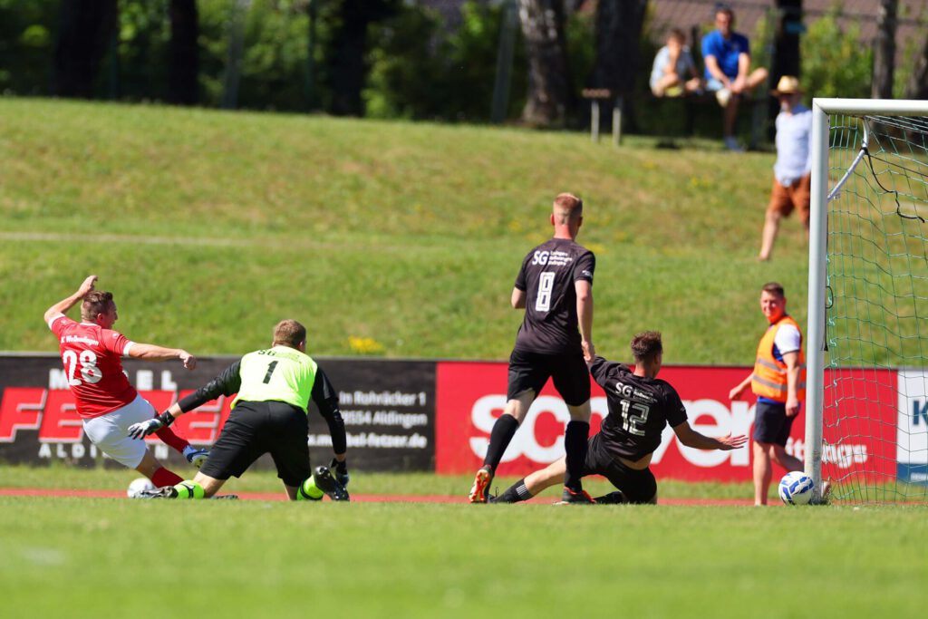 Fussball Relegation zur Kreisliga A (Relegant KLA 3 - 2. KLB3) / 2025/2026    14.06.2026  Fussball Relegation zur Kreisliga A (Relegant KLA 3 - 2. KLB3) Schwarzwald/Zollern  SGM Erzingen/Roßwangen/Endingen  gegen SC Wellendingen     Pfostenterffer vonRichard Titer, Trainer, Nummer 28 (SC Wellendingen) FOTO: Frank Riedinger  xxNOxMODELxRELEASExx