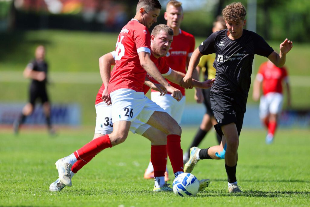 Fussball Relegation zur Kreisliga A (Relegant KLA 3 - 2. KLB3) / 2025/2026    14.06.2026  Fussball Relegation zur Kreisliga A (Relegant KLA 3 - 2. KLB3) Schwarzwald/Zollern  SGM Erzingen/Roßwangen/Endingen  gegen SC Wellendingen     Marcel Klaiber, Nummer 26 (SC Wellendingen) Philip Haller, Nummer 33 (SC Wellendingen) Zeljko Golic, Nummer 19 (SGM Erzingen/Roßwangen/Endingen)  FOTO: Frank Riedinger  xxNOxMODELxRELEASExx