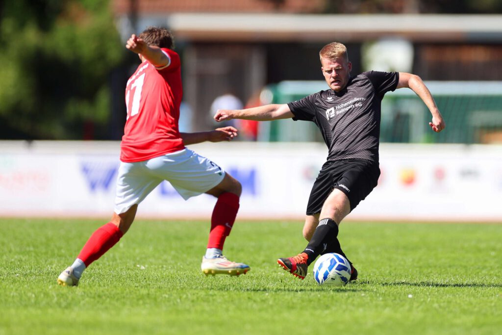 Fussball Relegation zur Kreisliga A (Relegant KLA 3 - 2. KLB3) / 2025/2026    14.06.2026  Fussball Relegation zur Kreisliga A (Relegant KLA 3 - 2. KLB3) Schwarzwald/Zollern  SGM Erzingen/Roßwangen/Endingen  gegen SC Wellendingen     Marcel Hafenmayr, Nummer 8 (SGM Erzingen/Roßwangen/Endingen)  Nicklas Hafner, Nummer 17 (SC Wellendingen) FOTO: Frank Riedinger  xxNOxMODELxRELEASExx