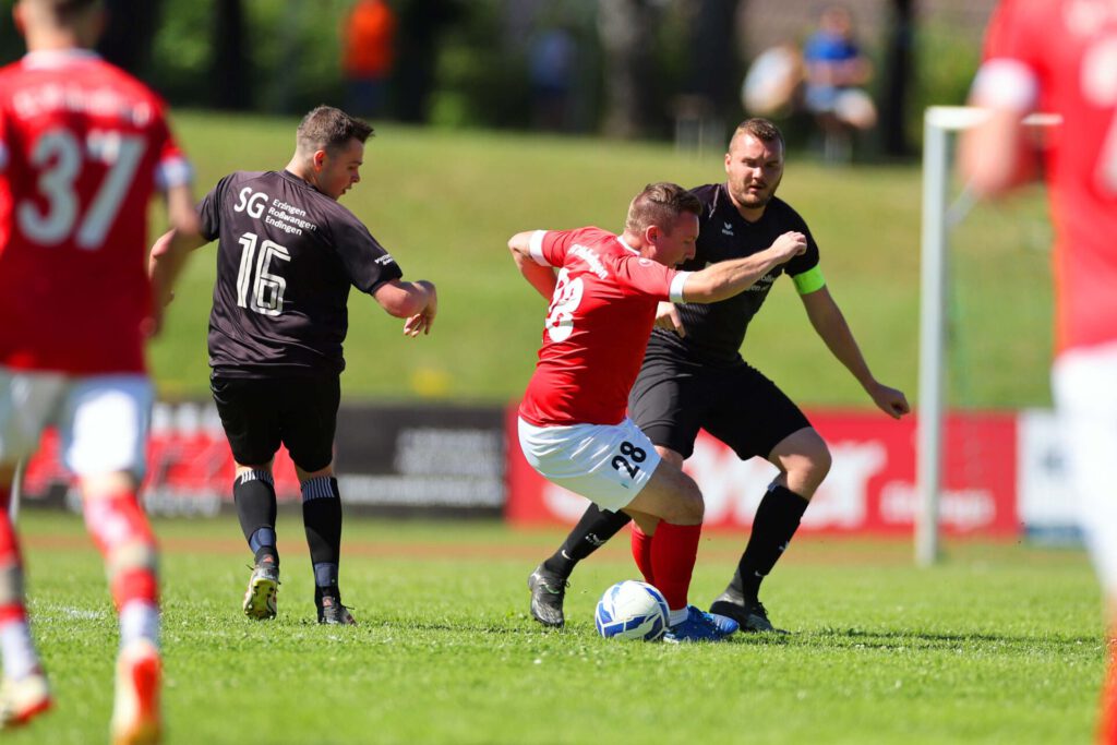 Fussball Relegation zur Kreisliga A (Relegant KLA 3 - 2. KLB3) / 2025/2026    14.06.2026  Fussball Relegation zur Kreisliga A (Relegant KLA 3 - 2. KLB3) Schwarzwald/Zollern  SGM Erzingen/Roßwangen/Endingen  gegen SC Wellendingen     Andreas Jakobi, Nummer 2 (SGM Erzingen/Roßwangen/Endingen)  Richard Titer, Trainer, Nummer 28 (SC Wellendingen) David Schwarte, Nummer 16 (SGM Erzingen/Roßwangen/Endingen)  FOTO: Frank Riedinger  xxNOxMODELxRELEASExx
