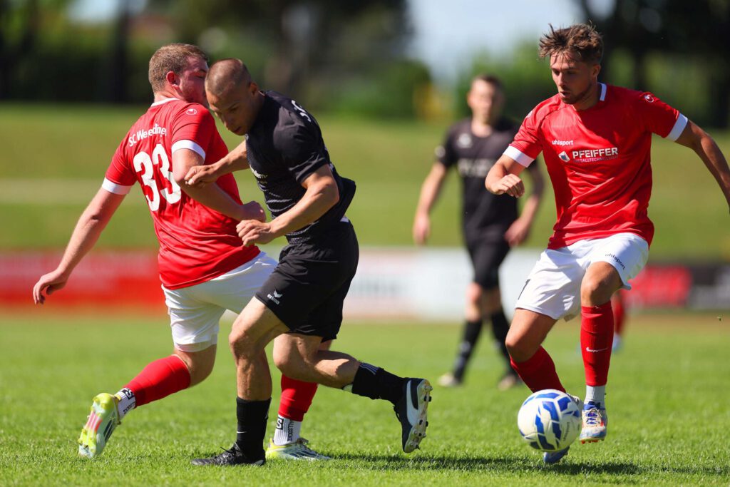 Fussball Relegation zur Kreisliga A (Relegant KLA 3 - 2. KLB3) / 2025/2026    14.06.2026  Fussball Relegation zur Kreisliga A (Relegant KLA 3 - 2. KLB3) Schwarzwald/Zollern  SGM Erzingen/Roßwangen/Endingen  gegen SC Wellendingen     Maximilian Griesser, Nummer 27 (SC Wellendingen) Philip Haller, Nummer 33 (SC Wellendingen) Sebastian Klink, Nummer 13 (SGM Erzingen/Roßwangen/Endingen)  FOTO: Frank Riedinger  xxNOxMODELxRELEASExx