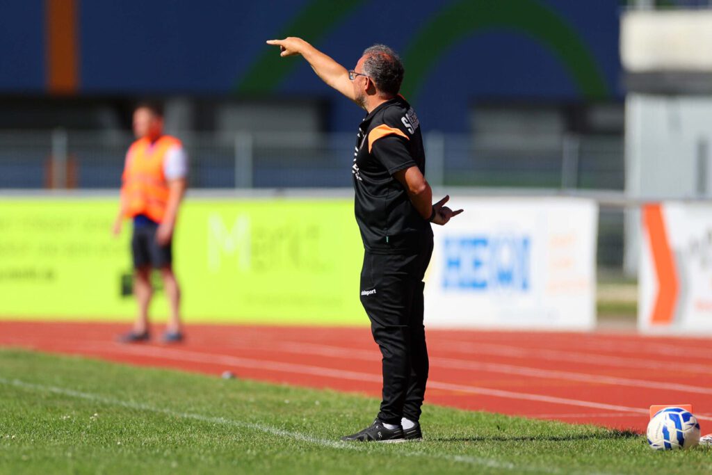 Fussball Relegation zur Kreisliga A (Relegant KLA 3 - 2. KLB3) / 2025/2026    14.06.2026  Fussball Relegation zur Kreisliga A (Relegant KLA 3 - 2. KLB3) Schwarzwald/Zollern  SGM Erzingen/Roßwangen/Endingen  gegen SC Wellendingen     Ali Sert, Trainer (SGM Erzingen/Roßwangen/Endingen)  FOTO: Frank Riedinger  xxNOxMODELxRELEASExx