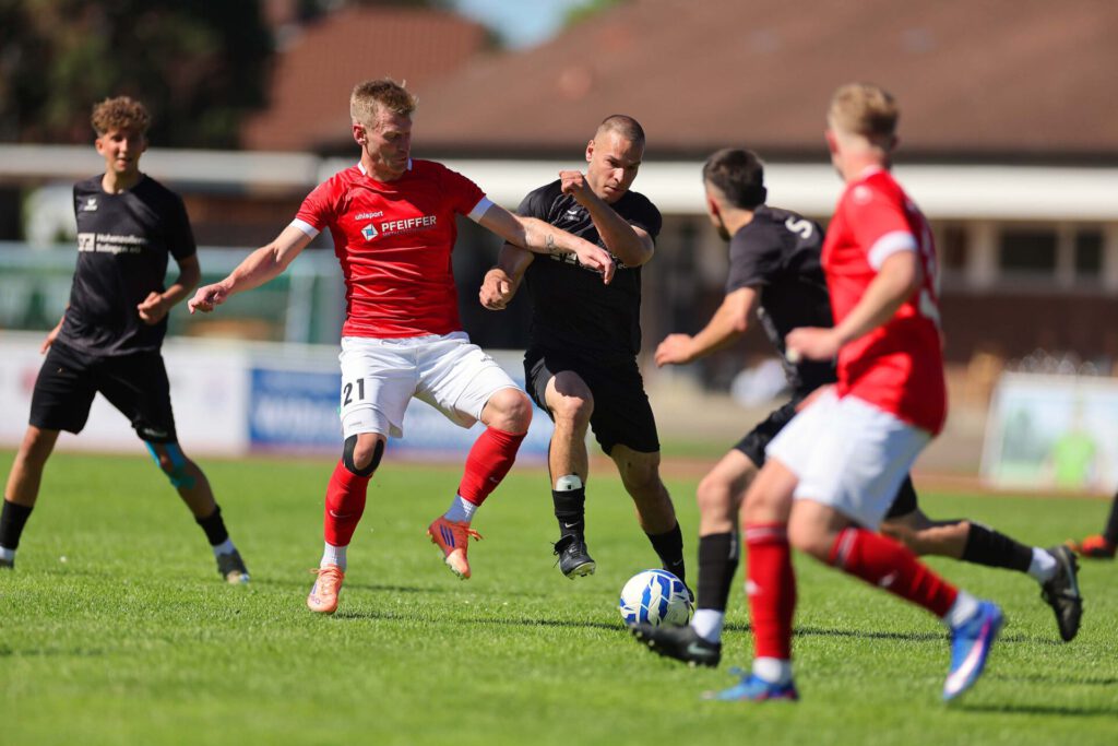 Fussball Relegation zur Kreisliga A (Relegant KLA 3 - 2. KLB3) / 2025/2026    14.06.2026  Fussball Relegation zur Kreisliga A (Relegant KLA 3 - 2. KLB3) Schwarzwald/Zollern  SGM Erzingen/Roßwangen/Endingen  gegen SC Wellendingen     Sascha Bader, Nummer 21 (SC Wellendingen) Sebastian Klink, Nummer 13 (SGM Erzingen/Roßwangen/Endingen)  FOTO: Frank Riedinger  xxNOxMODELxRELEASExx
