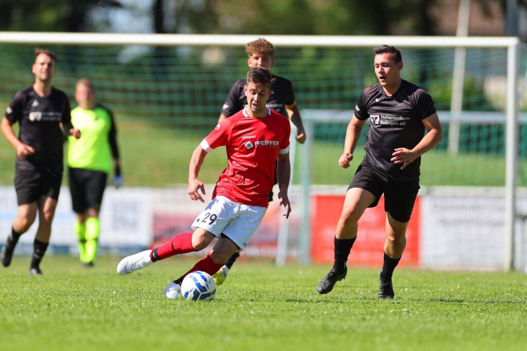 Fussball Relegation zur Kreisliga A (Relegant KLA 3 - 2. KLB3) / 2025/2026    14.06.2026  Fussball Relegation zur Kreisliga A (Relegant KLA 3 - 2. KLB3) Schwarzwald/Zollern  SGM Erzingen/Roßwangen/Endingen  gegen SC Wellendingen     Burak Demir, Nummer 29 (SC Wellendingen) Dominik Fortmeier, Nummer 10 (SGM Erzingen/Roßwangen/Endingen)  FOTO: Frank Riedinger  xxNOxMODELxRELEASExx