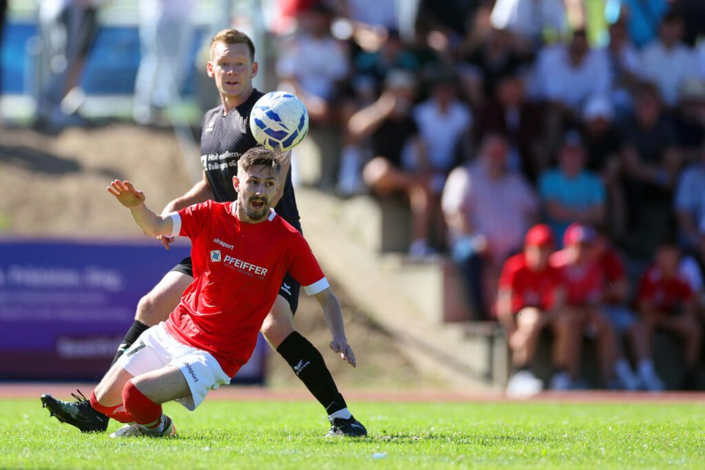 Fussball Relegation zur Kreisliga A (Relegant KLA 3 - 2. KLB3) / 2025/2026    14.06.2026  Fussball Relegation zur Kreisliga A (Relegant KLA 3 - 2. KLB3) Schwarzwald/Zollern  SGM Erzingen/Roßwangen/Endingen  gegen SC Wellendingen     Peter Podgorny, Nummer 37 (SC Wellendingen) Stephan Hahn, Nummer 5 (SGM Erzingen/Roßwangen/Endingen)  FOTO: Frank Riedinger  xxNOxMODELxRELEASExx