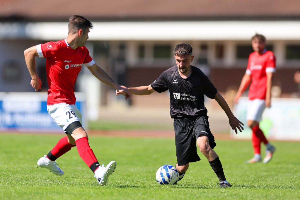 Fussball Relegation zur Kreisliga A (Relegant KLA 3 - 2. KLB3) / 2025/2026    14.06.2026  Fussball Relegation zur Kreisliga A (Relegant KLA 3 - 2. KLB3) Schwarzwald/Zollern  SGM Erzingen/Roßwangen/Endingen  gegen SC Wellendingen     Marinko Golic, Nummer 7 (SGM Erzingen/Roßwangen/Endingen)  Burak Demir, Nummer 29 (SC Wellendingen) FOTO: Frank Riedinger  xxNOxMODELxRELEASExx