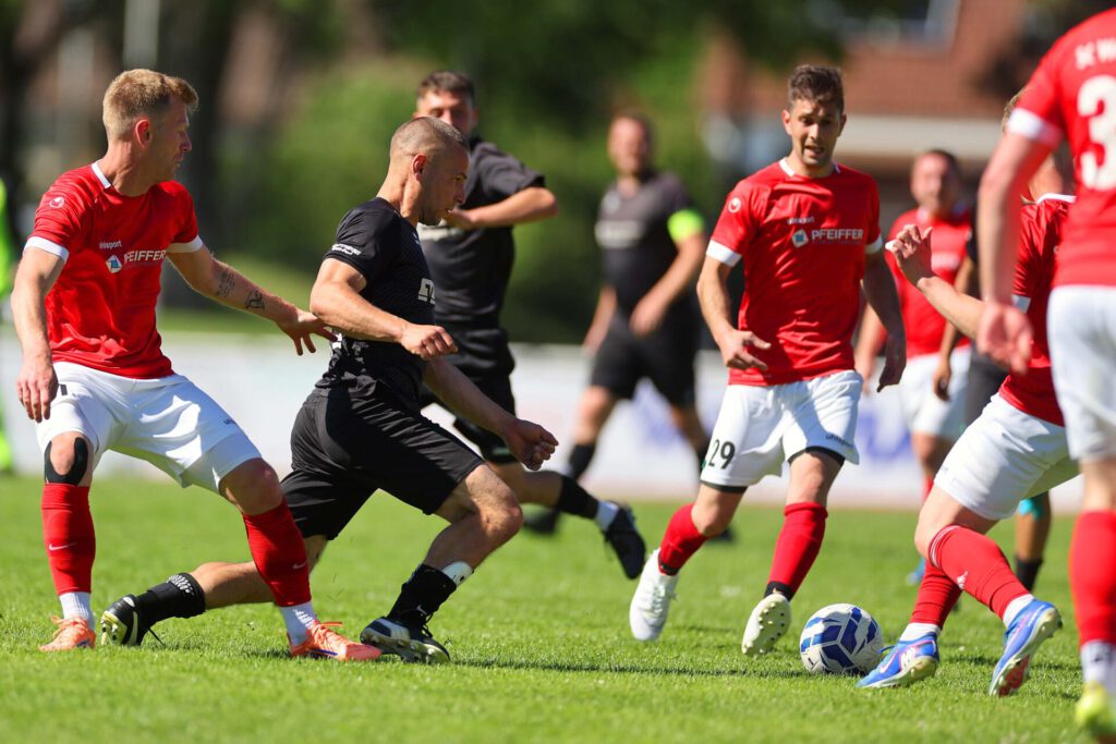 Fussball Relegation zur Kreisliga A (Relegant KLA 3 - 2. KLB3) / 2025/2026    14.06.2026  Fussball Relegation zur Kreisliga A (Relegant KLA 3 - 2. KLB3) Schwarzwald/Zollern  SGM Erzingen/Roßwangen/Endingen  gegen SC Wellendingen     Sebastian Klink, Nummer 13 (SGM Erzingen/Roßwangen/Endingen)  Sascha Bader, Nummer 21 (SC Wellendingen) Burak Demir, Nummer 29 (SC Wellendingen) FOTO: Frank Riedinger  xxNOxMODELxRELEASExx