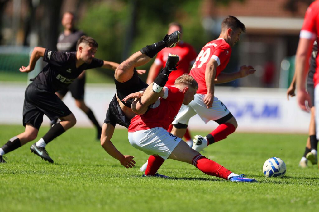 Fussball Relegation zur Kreisliga A (Relegant KLA 3 - 2. KLB3) / 2025/2026    
14.06.2026  
Fussball Relegation zur Kreisliga A (Relegant KLA 3 - 2. KLB3) Schwarzwald/Zollern  
SGM Erzingen/Roßwangen/Endingen  
gegen SC Wellendingen     

Kevin Schmeh, Nummer 38 (SC Wellendingen) 
Burak Demir, Nummer 29 (SC Wellendingen) 
Sebastian Klink, Nummer 13 (SGM Erzingen/Roßwangen/Endingen)  

FOTO: Frank Riedinger  
xxNOxMODELxRELEASExx
