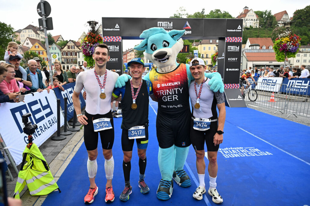 Mey Generalbau Triathlon 2026 in Tübingen, 19.07.2026 - Kurzdistanz - vlnr. Nicolas MEHRER (LG-Steinlach-Zollern e.V., 3. Platz), Jurij MILDNER (FELIX MILDNER Tragwerksplanung, 1. Platz) und Samuel BÖTTINGER (TSV Calw Triathlon, 3. Sieger)
Foto: Axel Grundler