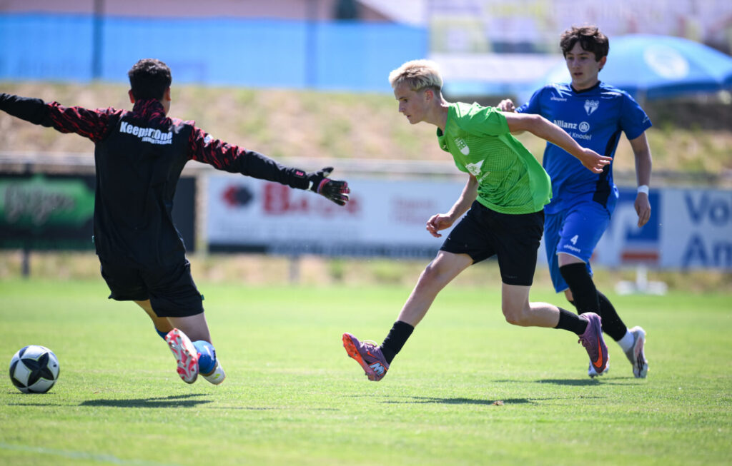 Fussball  BITZER Cup 2026 in Ergenzingen  04.07.2026 Einlagespiel; TuS Ergenzingen U17 - SGV Freiberg Torschuetze zum 1-0 Luis Lindner (Mitte, TuS Ergenzingen) FOTO: Pressefoto ULMER / Markus Ulmer  xxNOxMODELxRELEASExx